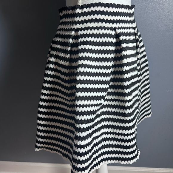 Express Box Pleated Structured skirt size Small - Picture 4 of 6